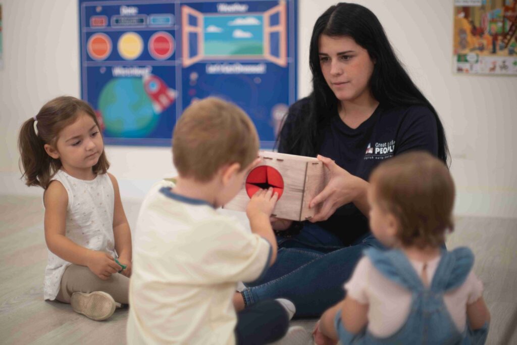 Niños en clase de inglés infantil - English Connection